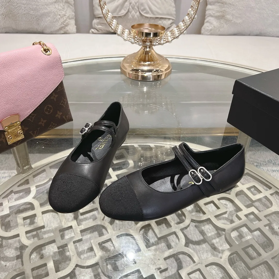 👟👟Ex-factory price 520👟👟 Women's Shoes Factory 𝐂𝐇𝐀𝐍𝐄𝐋 | Xiaoxiang 2025 Mary Jane Shoes Macaron Series ❤️ 2025 Spring and Summer New Xiaoxiang Mary Jane Shoes Series New〰 🍬 A must in the fashion circle, the matching will demonstrate meticulous minimalism Classic elements that will never fade away 💋 Show unique dressing style and it’s too beautiful to say anything. A must-have for summer... Upper: Sheepskin Lining: Sheepskin Outsole: Genuine leather sole Shoe size: 35-41 (40 and 41 customizations are non-refundable) Heel height: 1.5cm/6cm